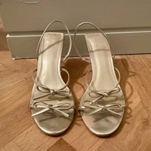 Rosett klackar  - Guldiga klackar, 7 eller 8cm klack!!🩷