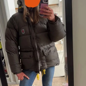 Grå dunjacka från Fjällräven - Säljer min fina helt oanvända fjällräven då den tyvärr aldrig kommer till användning , nypris: 7500kr🥰