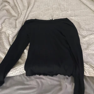 Svart långärmad topp från AWARE - Svart långärmad topp från AWARE i tunn och mjuk bomull. Köpt på Veromoda. Super skön o enkel. Storlek M