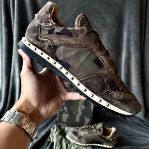 Valentino studded rockrunner skor  - Valentino studded rockrunner skor | orginalstorlek 42, fråga om innermått vid osäkerhet | ingår: först till kvarn när det gäller tillbehör, max 1 box eller dustbag, kort kan läggas till | fraktar spårbart eller möts upp i Täby📍