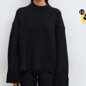 Svart stickad tröja med slits  - Aldrig använd! Endast testad! Säljer då de blev fel storlek för mig🖤köptes för 399kr.