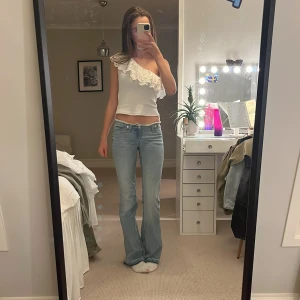 En enermd volang topp!💗💗 - En topp som är vit med en axel från Zara!💗💗