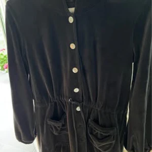 Velourhoodie Odd Molly   - Odd Molly tunika i velour med luva i strl 3 dvs 38-40. Knappt använd. Färgen är almost black . Finns i Liljeholmen, kan skicka !