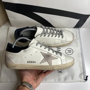 Golden Goose skor - Tja, säljer dessa Golden Goose Skor i 9/10 skick, använd i ca 3 månader, nypris ca 5500kr säljer för endast 2099kr, du får med en dustbag, priset är ej hugget i sten, vid frågor eller funderingar skicka Pm📩 // Mvh HamWear