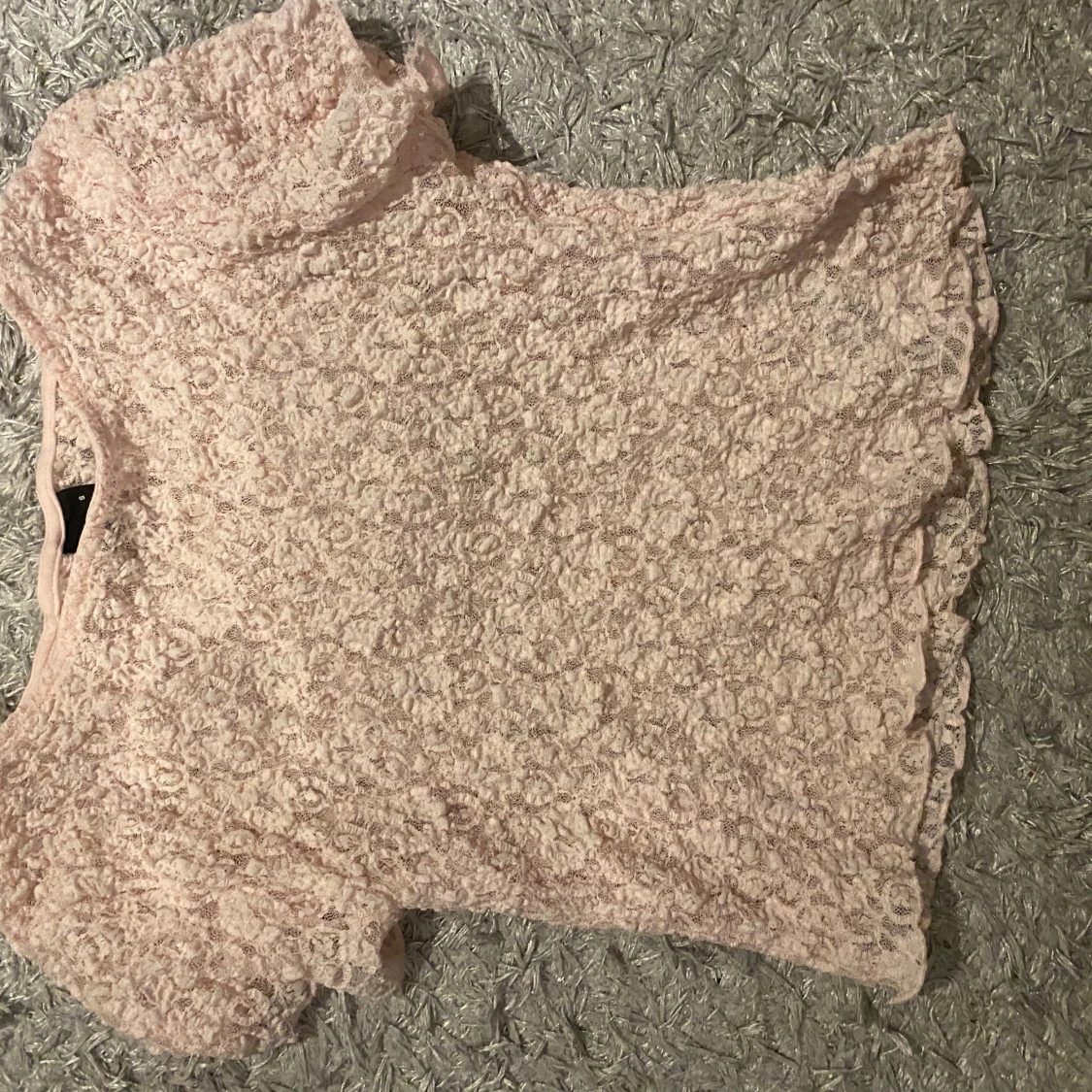 Ljusrosa spetsblus med kort ärm
