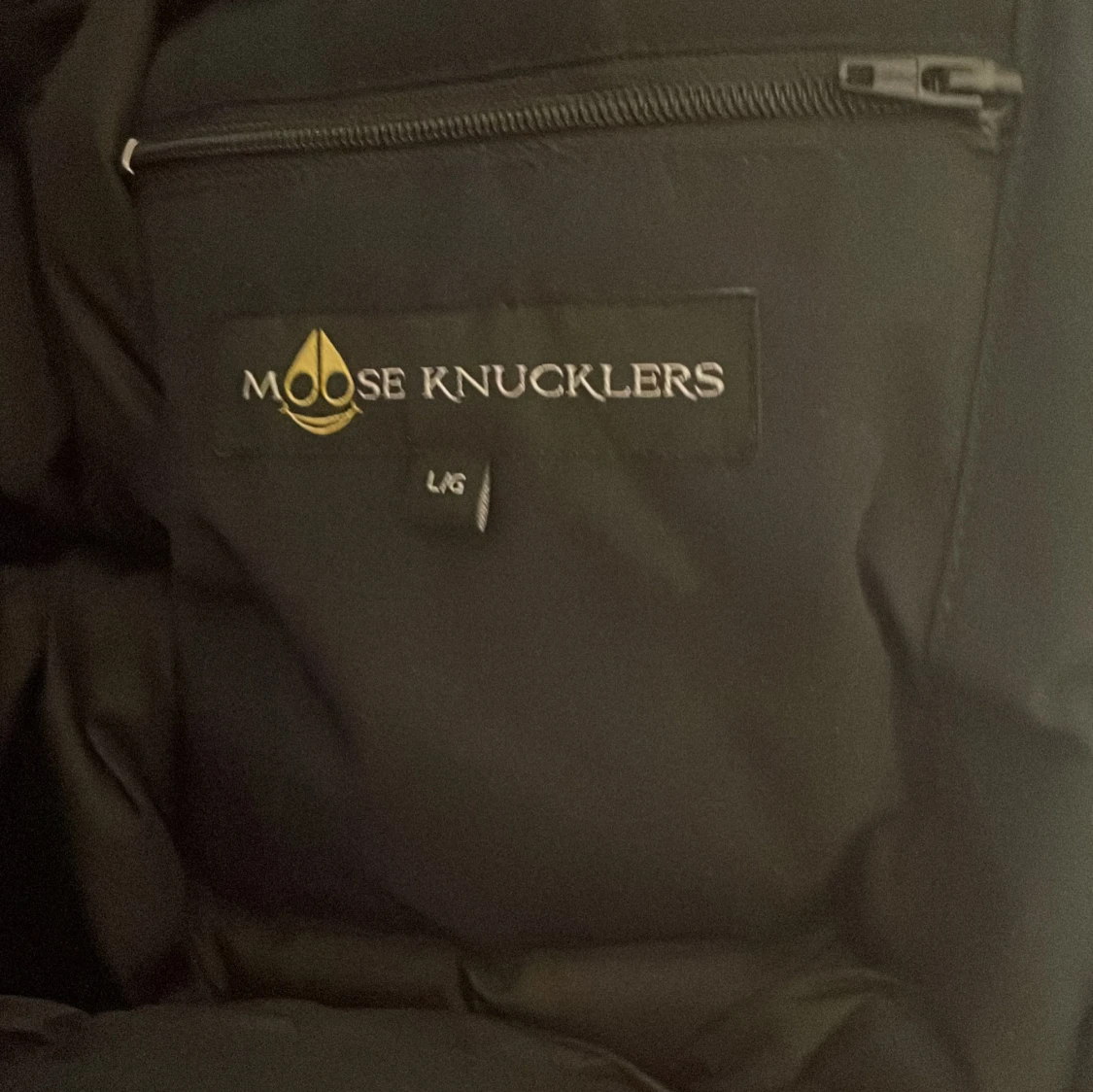 Svart dunjacka Moose Knuckles med pälskrage - 4