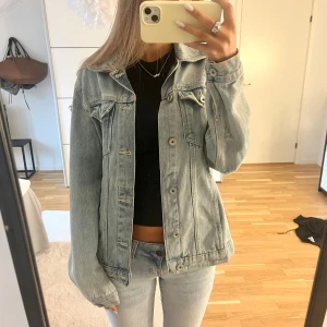 Jeansjacka  - Cool oversized jeansjacka från Bershka i super fint skick💞