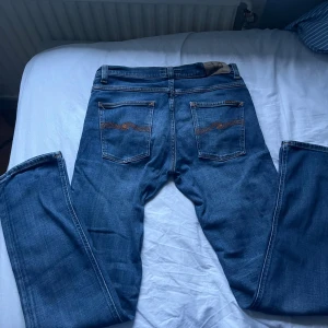 Blå nudie jeans  - Mycket bra skick nudie jeans i storlek w33 l34 men sitter lite mindre passar dig som är runt 180 