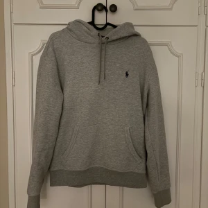 Grå hoodie från Polo Ralph Lauren - Säljer en mycket snygg Ralph lauren tröja, nästan helt nya, Använd 2-3