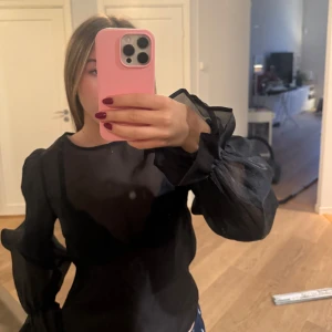 Svart blus - En svart blus från ginatricot, storlek 34💞