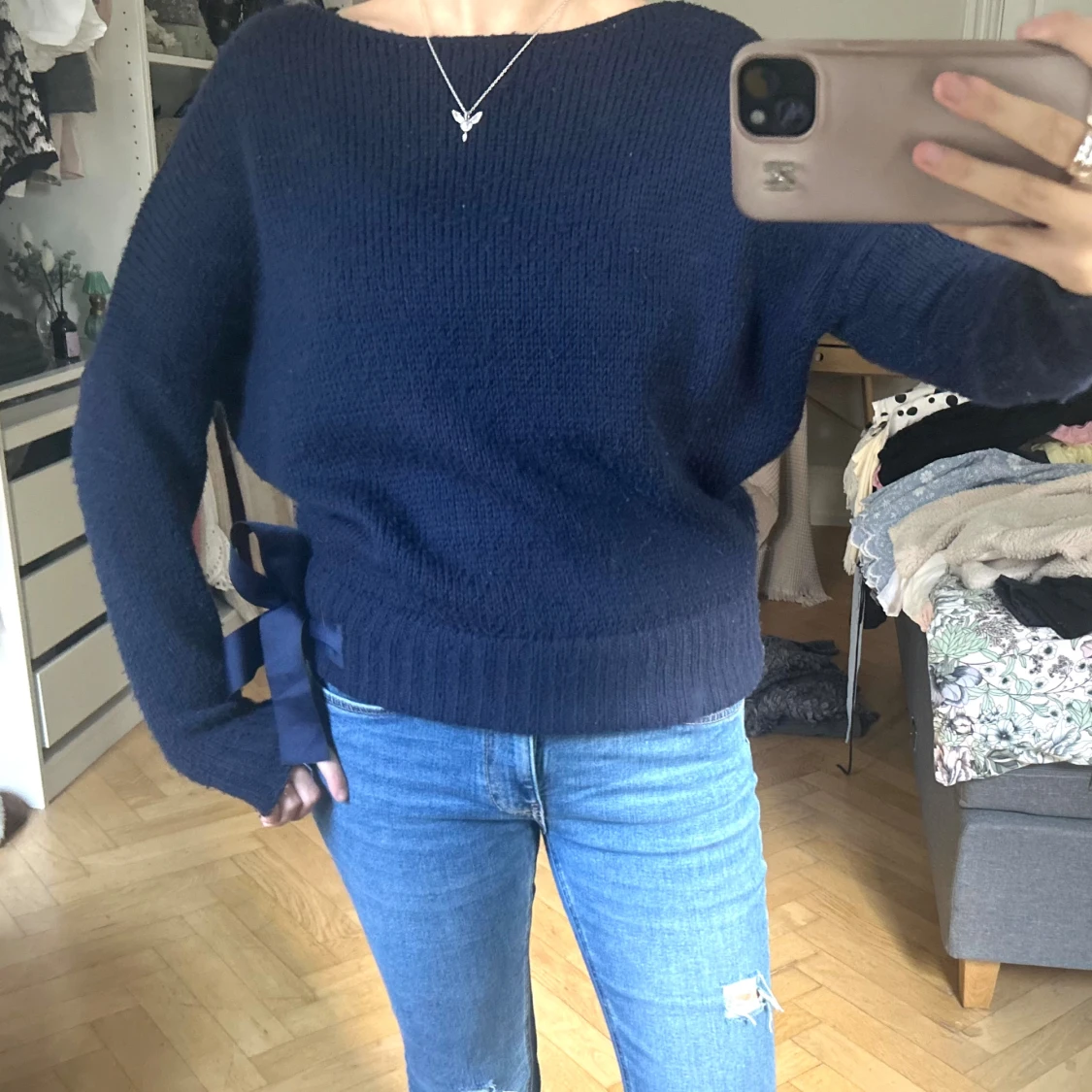 Mörkblå stickad tröja med rosett