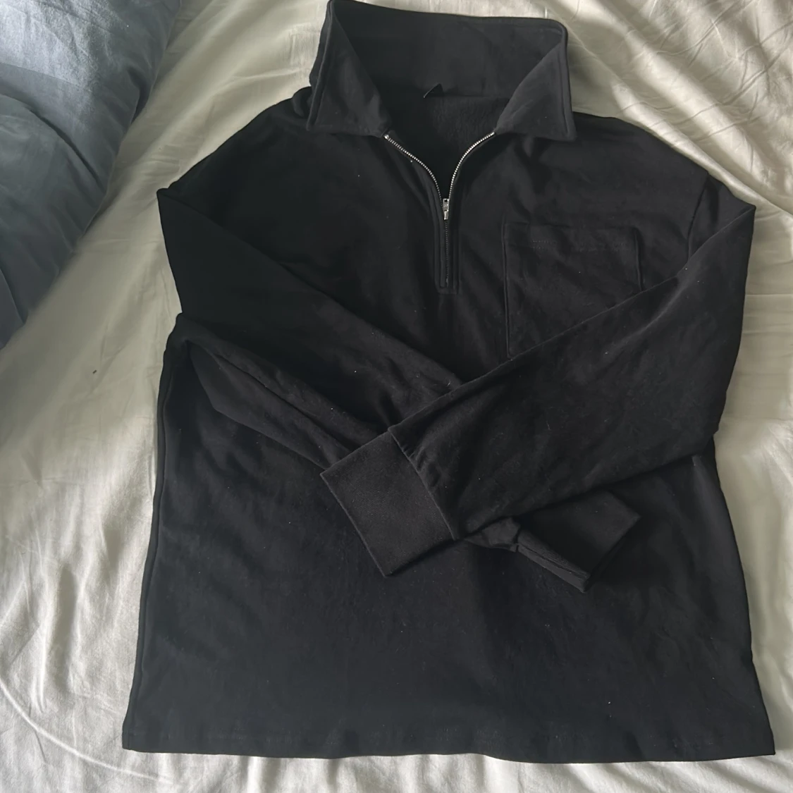 Svart långärmad tröja med half zip