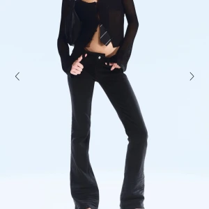 Svarta bootcut byxor med låg midja från weekday - Svarta byxor från weekday,  bootcut och låg midja. Modellen är chep monday och dom är i storlek 25/32