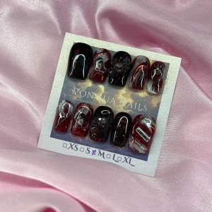 Wooyoung (M);Short Square - Handgjorda press-on naglar i svart och mörkröd med glitter, 3D-rosett, vita detaljer. Några naglar har bilder av Ateez Wooyoung och Ateez logotyper. Snygga kpop naglar med edgy design med glansig finish. Kommer i storlek M: 16 mm, 12 mm, 12,5 mm, 11,5 mm, 10 mm