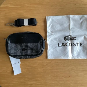 Lacoste väska - En snygg väska från Lacoste, dustbag och tags medföljer. Skriv för fler bilder eller annat! Fraktar snabbt efter köp 🚚