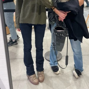 Mörkblå bootcut jeans från LTB - Snygga mörkblå jeans från LTB med bootcut passform i Valerie modellen. Jeansen har klassisk femficksdesign, normal midja och är tillverkade i stretchigt denimtyg för en bekväm känsla. Perfekta för dig som gillar en tidlös och trendig look. Är använda ett fåtal gånger och Säljer då de är för små. Är 168 cm. Hör av er om ni har frågor. Nypris är 799kr. 