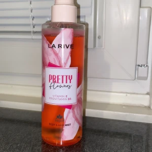 Pretty Flowers Body & Hair Mist - Fräsch body & hair mist med vitamin E och provitamin B5. Vegansk formula. Perfekt för dig som vill ha en lätt och uppfriskande mist till både kropp och hår.