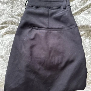 Kostymbyxor pw Wilma 44 - Super sköna och fina kostymbyxor, lite mer använda så någon liten noppra osv men inget som stör, annars super fina och väl omhändertagna storlek 44