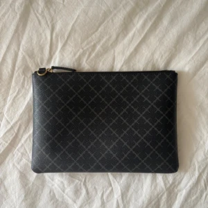 By Malene Birger väska - Säljer denna jättefina väska då den tyvärr inte kommer till användning längre💕 jättefint skick och är precis som ny😍pris går att diskuteras vid snabb affär!