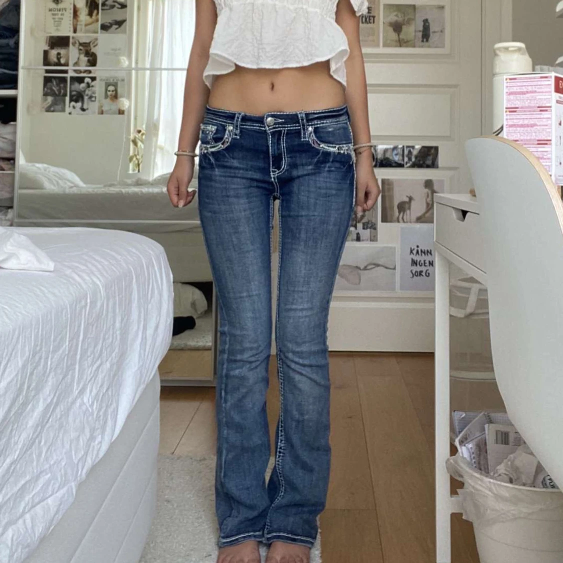 Blå bootcut jeans med broderade fickor (liknar miss me)