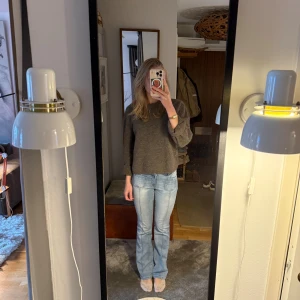 Ljusblå bootcut jeans från Madlady - Säljer ett par ljusblå bootcut jeans från Madlady.