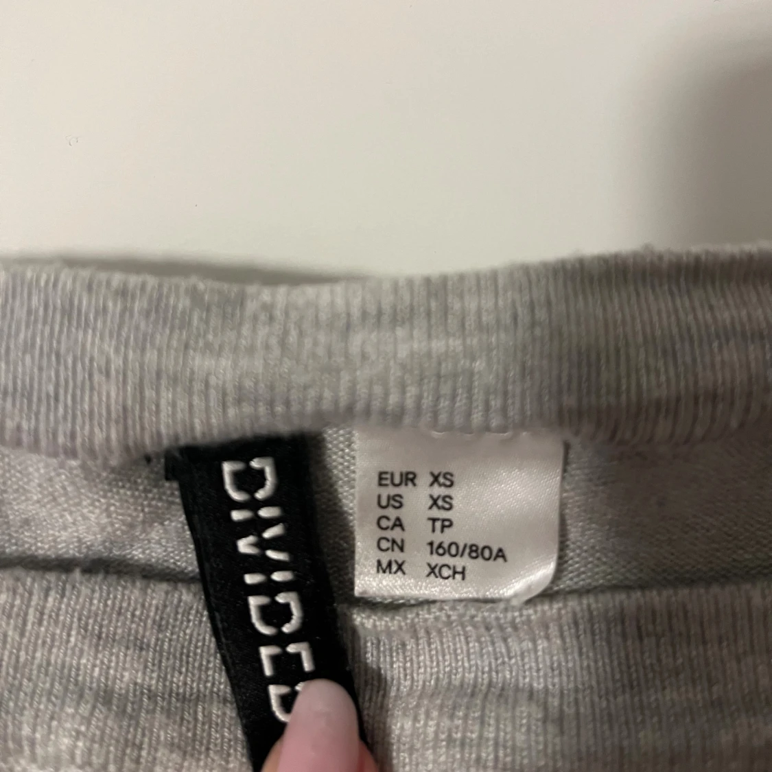 Grå offshoulder tröja med volang - 1