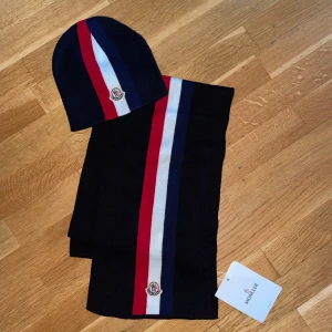 Moncler mössa&halsduk set  - Helt ny. Fin replika med grym kvalitet. One size. Mössa&halsduk ingår( set). Pris: 999kr. Först till kvarn som gäller.skickas direkt inom 24h