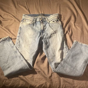 Ljusblå jeans från Replay - Säljer ett par ljusblå jeans från Replay i bra skick. De har en klassisk femficksdesign och en straight passform. Perfekta för vardagsbruk och kan matchas med nästan vad som helst. Märkeslappen på baksidan ger en snygg detalj.Storlek 150 cm. Jeansen ligger på 1200 ny pris mitt pris 349 kr