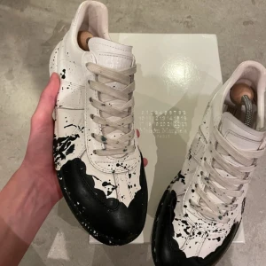 Maison margiela Gats - Tjena, säljer dessa riktigt feta gats från Maison margiela, dom är vita med svart paintsplatter och i riktigt bra skick. Box medföljer, skriv vid minsta fundering!
