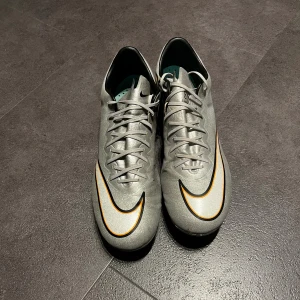 Nike Mercurial Vapor X FG - Storlek 44, skorna är i toppskick, väldigt sällsynt par. Inga skambud