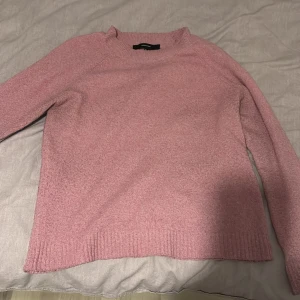 Rosa stickad tröja från Gina Tricot - En fin rosa stickad tröja från Vero moda. Använd några gånger. Storlek M 