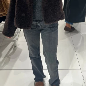 Grå raka jeans - Snygga grå jeans med rak passform och klassisk femficksdesign. Jeansen har en något mörk tvätt och normal midja, perfekta för en avslappnad och stilren look.