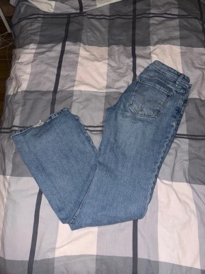 Blå raka jeans från Bershka - Säljer ett par klassiska låmgiajde blå jeans från Bershka i bootcut modell.