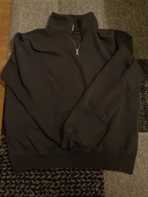 Zara Quarter Zip  - En ull quarter zip från Zara, köpt och aldrig använd | Tömmer garderoben finns mycket nytt uppe på profilen!!!/Mvh Nitro
