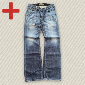 Levi's 512 Bootcut jeans  - Ett par riktig unika och sällsynta vintage Levi's 512 bootcut i utmärkt skick! Storlek på taggen: 32 (se mått nedan). Skriv om du har frågor!  Mått: Storlek på tag – 32, Midja – 41 cm, Lår – 29 cm, Innersöm – 81 cm, Längd – 104 cm, Benöppning – 23 cm