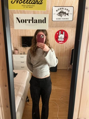 Svarta raka kostymbyxor - Säljer ett par svarta kostymbyxor med rak passform och midwaist. Byxorna har en klassisk look och är gjorda i ett mjukt material som känns skönt mot huden. Perfekta för dig som gillar stilrena och enkla plagg.