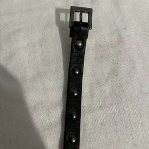 Svart Valentino armband med nitar - hej en svart valentino armband som är i mycket bra sikt inget fel på den alls den är fräsch och som ny nästan den är provad och använd ett få tal gng bara! (Äkta) så klart hör av dig ifall du blir intresserad Ny pris 3,200kr ungefär. 