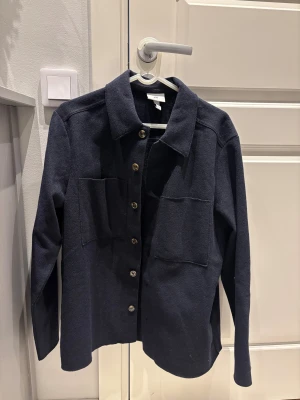 Stickad overshirt från h&m - Skön och stilig overshirt från h&m i skönt material, skriv vid funderingar 
