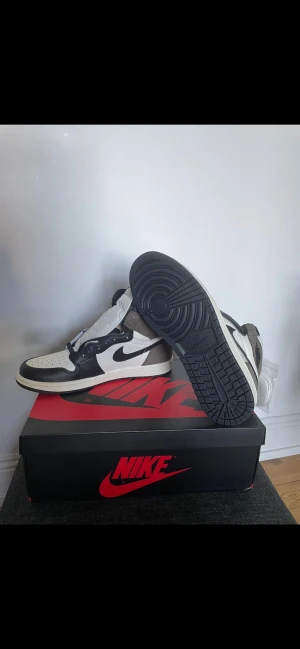 Jordan 1s Mochas - Skorna är helt nya. Var tyvärr för små för mig. Skick 10/10 ✨Låda medkommer.
