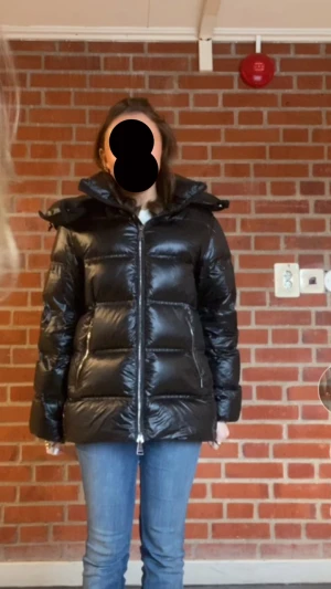 Svart pufferjacka med dragkedja - INTRESSEKOLL säljer en svart pufferjacka med glansig finish och breda, quiltade sektioner från Massimo dutti. Jackan har hög krage, två sidofickor med dragkedja och lång ärm. Perfekt för kalla dagar och har en riktigt snygg, oversized look. Storlek xs men passar xs-m, använd en vinterbså i bra skick💕 säljs inte längre, kom med prisförslag!! den ligger även ute på v1nt3d för ett lägre pris