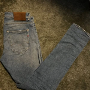 Replay jeans medium blue willbi - Säljer ett par Replay jeans i ljusblå tvätt med klassisk femficksdesign och brunt läderpatch bak. Snygga detaljer och stilrena, perfekta för dig som gillar smalare jeans. Kontakta om du har några frågor OBS! Lappen där det står willbi har gått av! 
