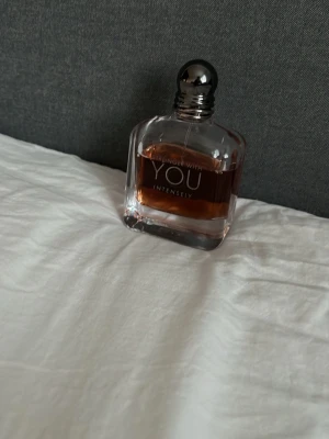 Stronger With You Intensely parfym - Emporio Armani Stronger With You Intensely är en perfekt parfym nu till vintern och populär bland brudarna;) Volymen är 100 ml men runt 70-80ml kvar. Hör av dig för minsta lilla fråga! Blir gärna av med den snabbt så kom med prisförslag:)