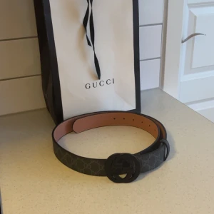 Gucci bälte - Tjenare, säljer denna fetta bälten från Gucci, Bältet är använd ett par få gånger runt 4-5 gånger😁. storleken på bältet är 120. skick 9/10✅ Inga repor eller något på bältet, Har du en fråga? Är de bara att skriva🙌