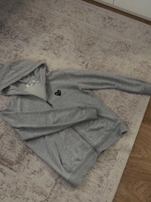 Comme Des Garcons zip up - Very good cons Comme Des Garcons Play zip up hoodie. If you want more info or you are interested about fitting lmk.