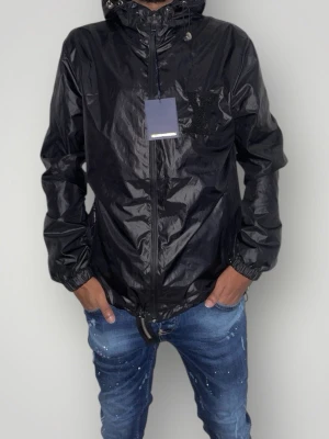 L.V vindjacka strl M  - Helt ny. Fin replika med hög kvalitet.Modellen är 175cm lång och bär storlek Medium. Pris: 1299kr. Först till kvarn. Skickas inom 24h