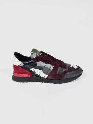 Valentino rockrunner skor - | Säljer ett par Valentino rockrunner sneakers i riktigt bra använt skick. | Storlek: 42 | Dustbag ingår | Hör av dig vid frågor eller funderingar.