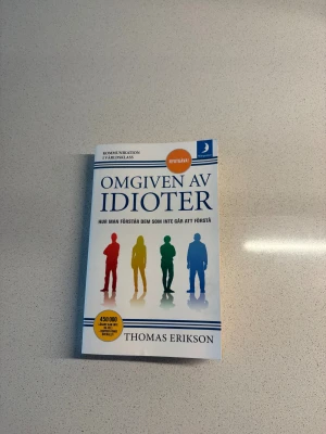 Omgiven av idioter - Omgiven av idioter av Thomas Erikson. Köpt för länge sedan och skador visas på bild 3. Sidorna är inte sönder på något sätt.