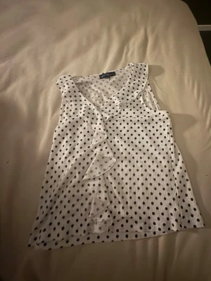 Blus ifrån XOXO friends  - En fin vit blus med svarta prickar på, ifrån XOXO friends. storlek 158-164