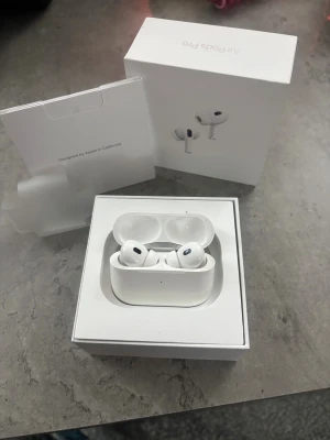 AirPods Pro (2nd generation) - Helt nya AirPods Pro 2                                                     Dom är inte använda jag öppnade den för att man skulle få se inuti boxen                                                      Perfekt som julklapp till jul
