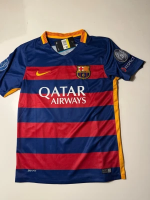 Lionel Messi Barcelona 2015 Champions League - Bilderna visar en FC Barcelona fotbollströja med Messi och nummer 10, tröjan är äkta och aldrig använd.